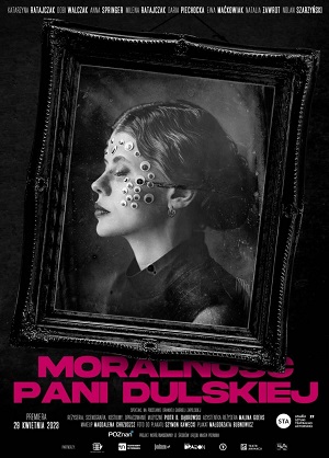 CZarno-białe zdjęcie kobiety z profilu w ramie. Kobieta ma zamknięte oczy i czarno-białe kropki na twarzy. U dołu plakatu tytuł spektaklu w różowym kolorze oraz informacje na temat wydarzenia.