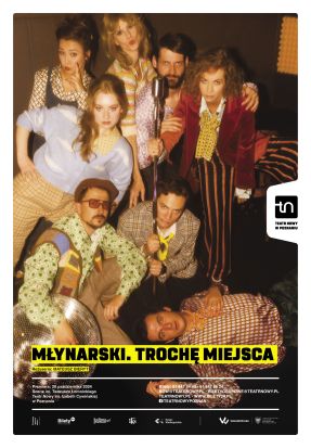 Kilkoro aktorów w róznorodnych strojach, blisko siebie w różnych pozach. U dołu zdjęcia tytuł spektaklu.