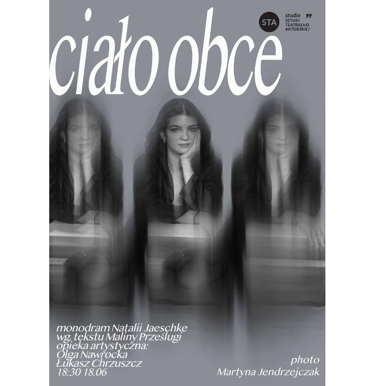 Na zdjęciu trzykrotnie powtórzona postać tej samej młodej kobiety, która stoi opierając się jedną ręką o paczkę przed nią, drugą ręka podpiera twarz. Patrzy w obiektyw, uśmiecha się. Na plakacie znajdują się również informacje o spektaklu.