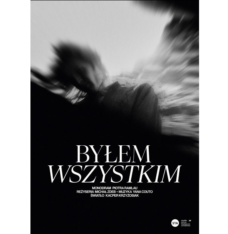 Na plakacie na czarno-białym zdjęciu widoczna osoba będąca w ruchu, z rozwichrzonymi włosami. Za nią bijące jasne światło. Zdjęcie niewyraźne, rozmazane. Na plakacie również informacje o spektaklu.