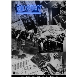 w górnej lewej części plakatu niebieski napis siostry. Na plakacie widoczne czarno-białe zdjęcia różnych osób, ułożone w nieładzie.