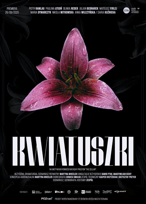 Na czarnym tle różowo-fioletowy kwiat z rozwiniętymi płatkami, u dołu plakatu tytuł przedstawienia i informacje o spektaklu.