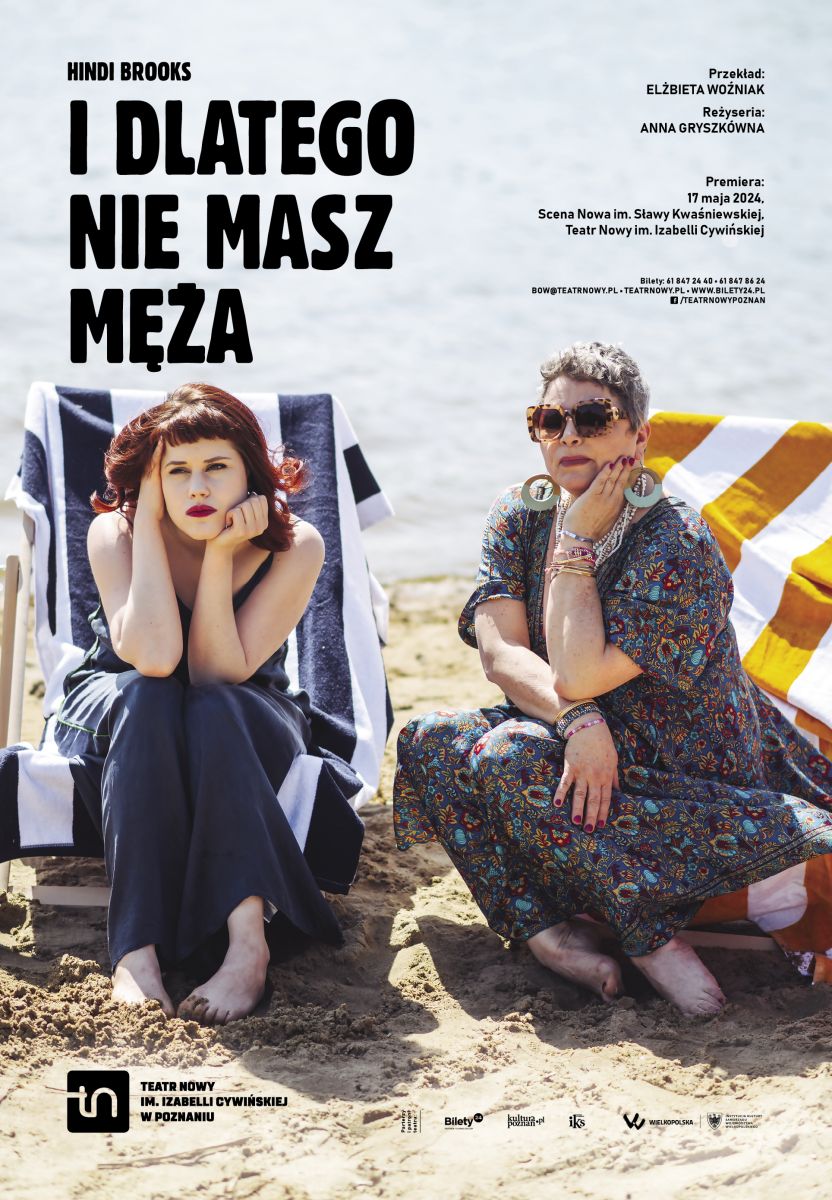 Dwie kobiety - jedna młoda, druga strasza - ubrane w sukienki, siedzą na leżakach na plaży. Obie z poważnymi minami patrzą przed siebie.