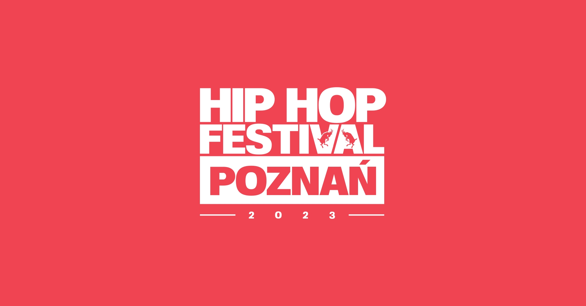 Na plakacie występują dwa kolory- czerwony i biały, plakat przedstawia napis "HIP HOP FESTIVAL POZNAŃ 2023".