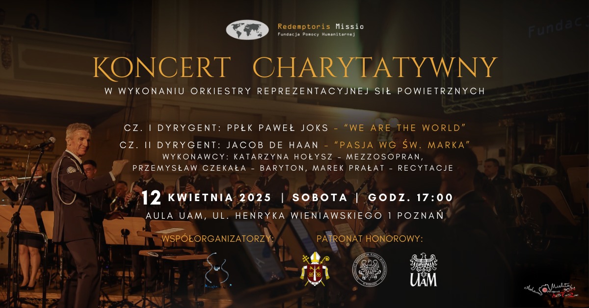 Na pierwszym planie mężczyzna w mundurze dyryguje orkiestrą. W tle członkowie orkiestry w trakcie występu. Białe i żółte napisy informujące o wydarzeniu.