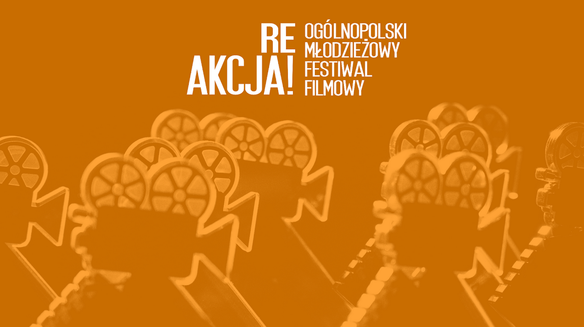 Plakat promujący wydarzenie. Nazwa wydarzenia. Kamery filmowe na pomarańczowym tle.