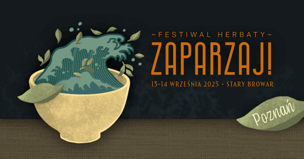 Czarka, z której unosi się fala, ozdobiona liśmy herbaty, położona na drewnianym blacie. Czarne tło. Informacje dotyczące wydarzenia zawarte w treści artykułu.