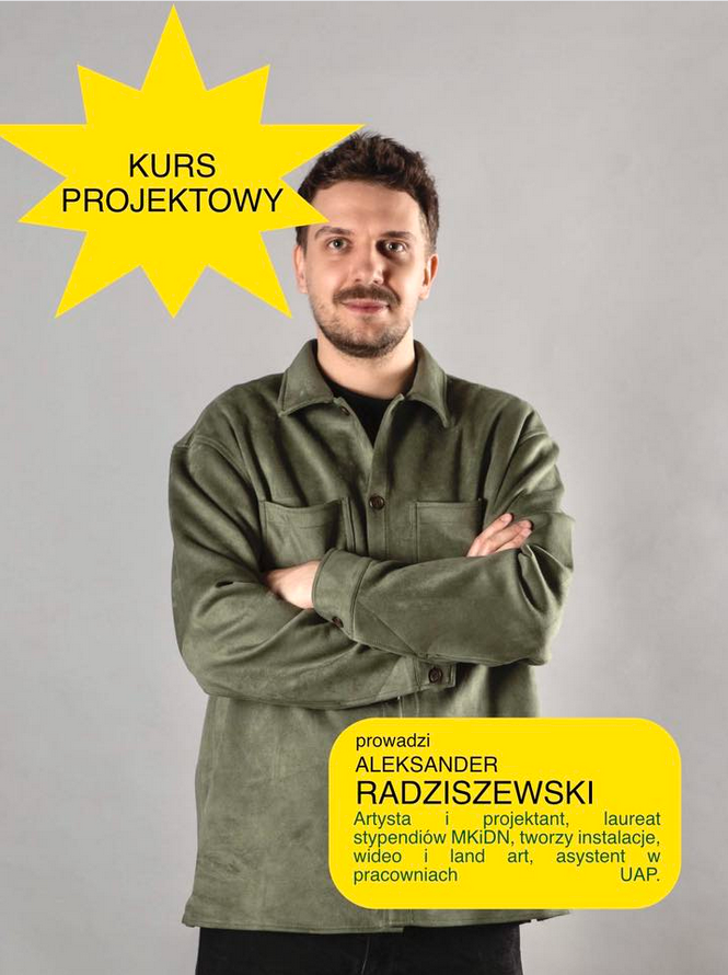 Prowadzący stojący z założonymi rękami na szarym tle. Obok żółte kształty, wewnątrz nich napisy. Szczegółowe informacje zawarte w treści artykułu.