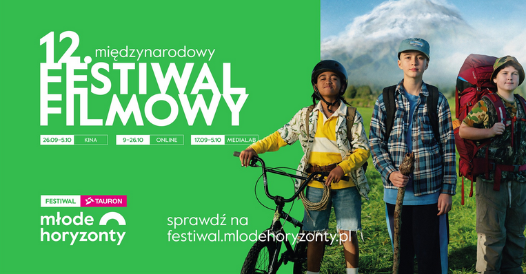 Z prawej strony w tle góra i łąka. Na pierwszym planie chłopiec w kasku trzymający rower, obok chłopiec z długim patykiem, a obok człopiec z plecakiem. Z lewej strony białe napisy na zielonym tle. Szczegóły dotyczące wydarzenia zawarte w treści artykułu.