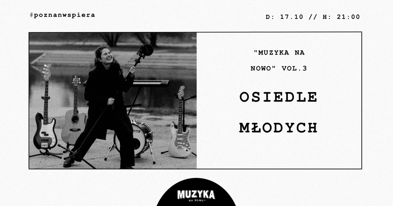 Czarno-biała fotografia przedstawia kobietę w długim płaszczu, która się uśmiecha i trzyma mikrofon na statywie. Za nią znajdują się różne instrumenty muzyczne: gitara basowa, gitara akustyczna, perkusja i gitara elektryczna. W tle woda i schody.