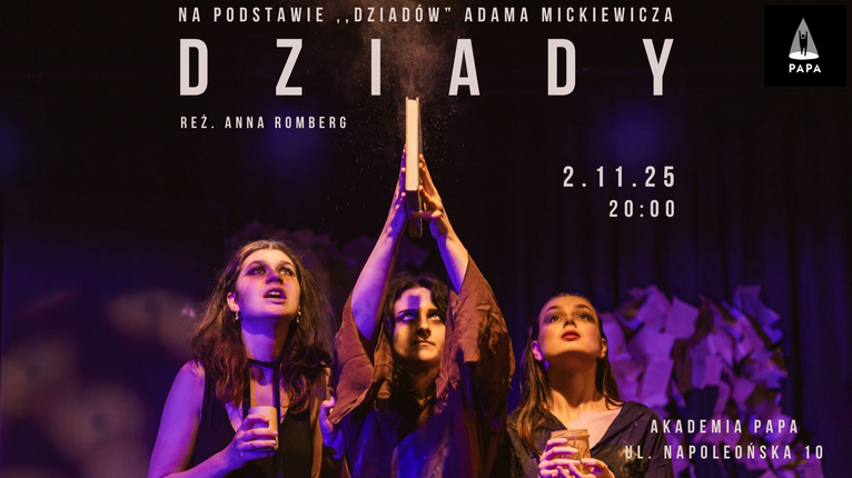 Plakat teatralny przedstawiający trzy kobiety stojące na scenie w ciemnym, nastrojowym oświetleniu. Kobieta na środku trzyma otwartą księgę uniesioną w górę, z której unosi się pył. Pozostałe dwie kobiety patrzą w górę, każda trzyma w dłoniach świecę. Wokół napisy oraz logo PAPA. Szczegóły związane z wydarzeniem zawarte w treści artykułu.