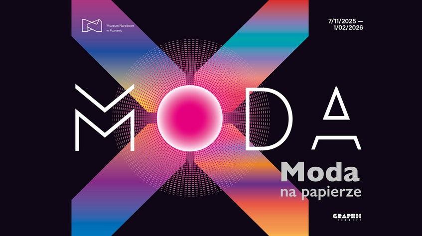 Na czarnym tle znajduje się duża, kolorowa abstrakcyjna kompozycja w formie litery "X" z gradientami różu, fioletu, niebieskiego i pomarańczu. Na środku widnieje okrąg o intensywnym różowym środku. Głównym elementem grafiki jest napis "Moda". W prawym górnym rogu podano datę wystawy. Na dole widnieje tytuł "Moda na papierze" oraz logo "Graphic Matters".