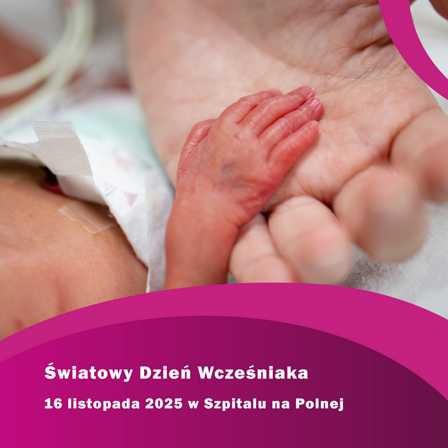 Zbliżenie na dłoń wcześniaka, która spoczywa na dłoni osoby dorosłej. Widać delikatną, czerwoną skórę niemowlęcia oraz elementy szpitalnego ubranka i aparatury. U dołu grafiki znajduje się fioletowo-różowe pole z napisem: "Światowy Dzień Wcześniaka - 16 listopada 2025 w Szpitalu na Polnej".