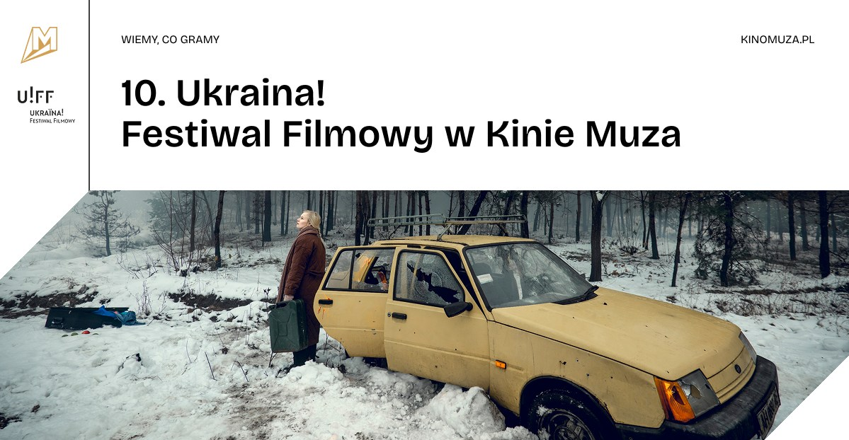 Na górze plakatu znajduje się biały pasek z czarnym tytułem wydarzenia. Poniżej umieszczono zdjęcie przedstawiające kobietę stojącą obok starego, żółtego samochodu zakopanego w śniegu. Kobieta trzyma zielony kanister i patrzy w stronę lasu, który rozciąga się w tle.