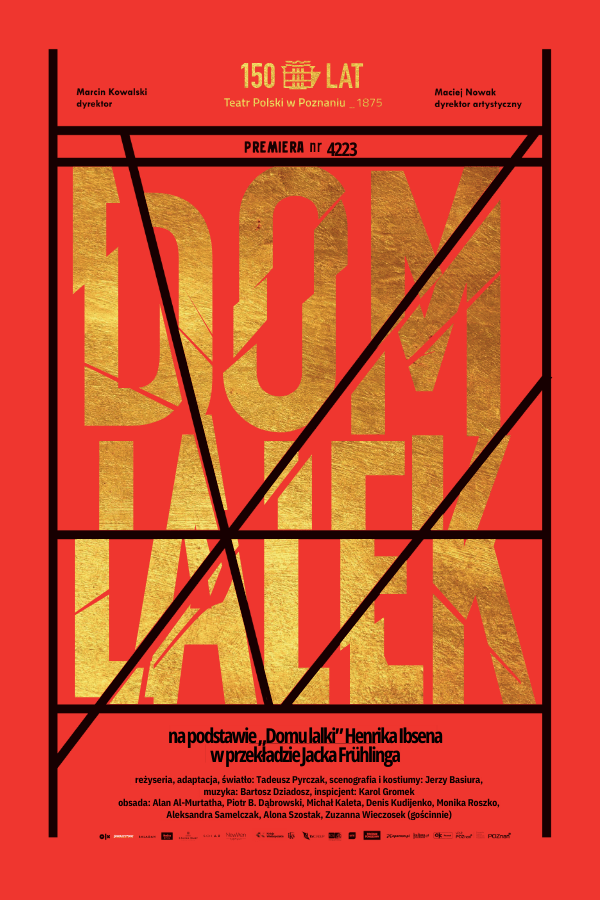 Na czerwonym tle złoty napis Dom lalek, na napisie czarne linie kojarzące się z kratą.