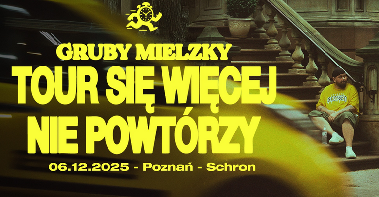 Z prawej strony plakatu mężczyzna w żółtej koszulce siedzący na schodach i patrzący w bok. Z lewej strony tytuł wydarzenia i szczegółowe informacje zawarte w treści artykułu.