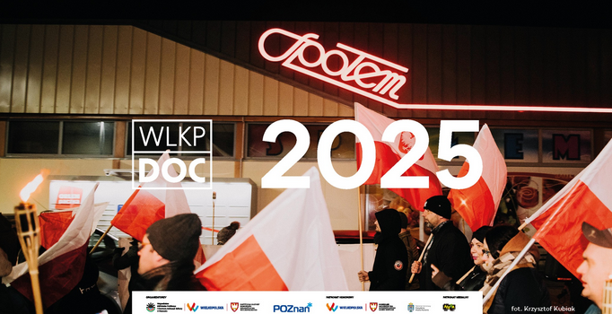 Grupa ludzi na zewnątrz, nocą, trzymających polskie flagi. W tle neonowy napis "Społem" na budynku. Na środku tytuł wydarzenia. Na dole widoczne loga partnerów i organizatorów wydarzenia.