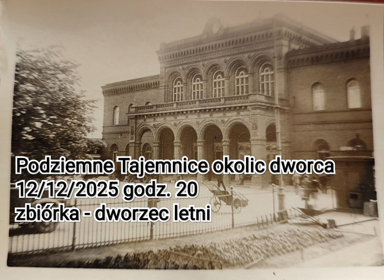 Zdjęcie dworca w sepii. Na froncie napisy będące szczegółami wydarzenia zawartymi w artykule.