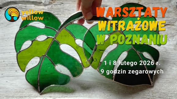 Zdjęcie przedstawia dwa witraże w kształcie zielonych liści. Widać palce przytrzymujące gotowe dzieła. W tle znajduje się drewniany stół. Na froncie widać nazwę organizatorów, wydarzenia oraz termin warsztatów, które są zawarte w treści artykułu.