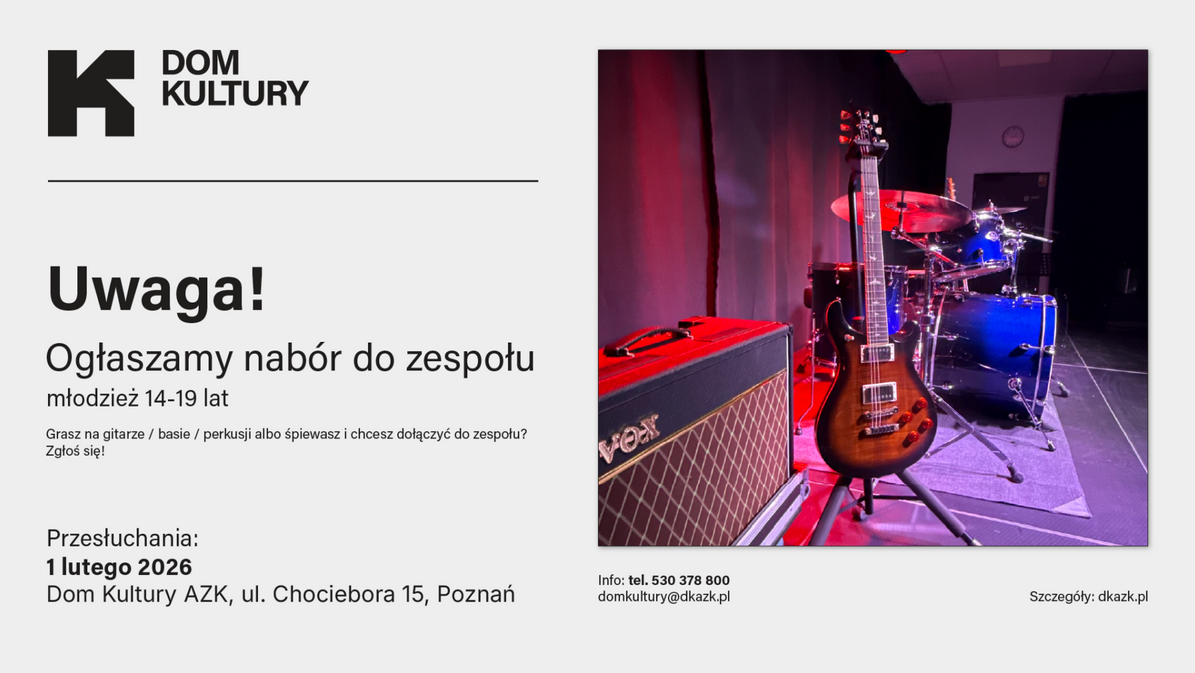 Szare, jednolite tło. Z prawej strony zdjęcie sceny, na której stoją instrumenty - gitara oraz perkusja. Z lewej strony informacje o wydarzeniu i organizatorach, zawarte w treści artykułu.