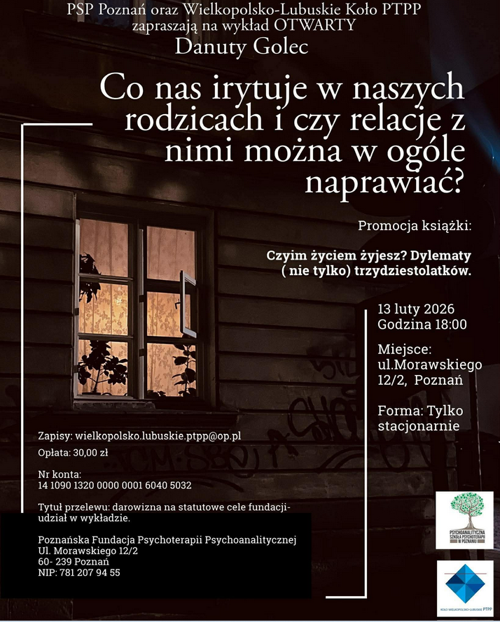 Zdjęcie przedstawiające wnętrze drewnianego budynku nocą, gdzie przez okno wpada ciepłe światło, a na szybie i ścianie widoczne są firany oraz cienie roślin. Na ścianie budynku widać graffiti. Wokół znajdują się białe napisy. Są to informacje o wydarzeniu zawarte w treści artykułu.