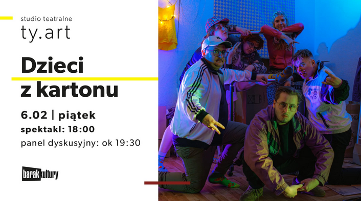 Z prawej strony zdjęcie 6 osób w ubraniach w stylu lat 90. w przyciemnionym pomieszczeniu. Z lewej strony czarne napisy na białym tle. Są to szczegóły dotyczące wydarzenia zawarte w treści artykułu.