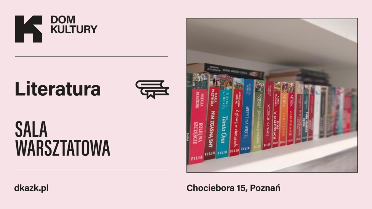 Jasne, różowe, jednolite tło. Z prawej strony zdjęcie przedstawiające książki na białym regale w przybliżeniu. Z lewej strony informacje o wydarzeniu i organizatorach, zawarte w treści artykułu.