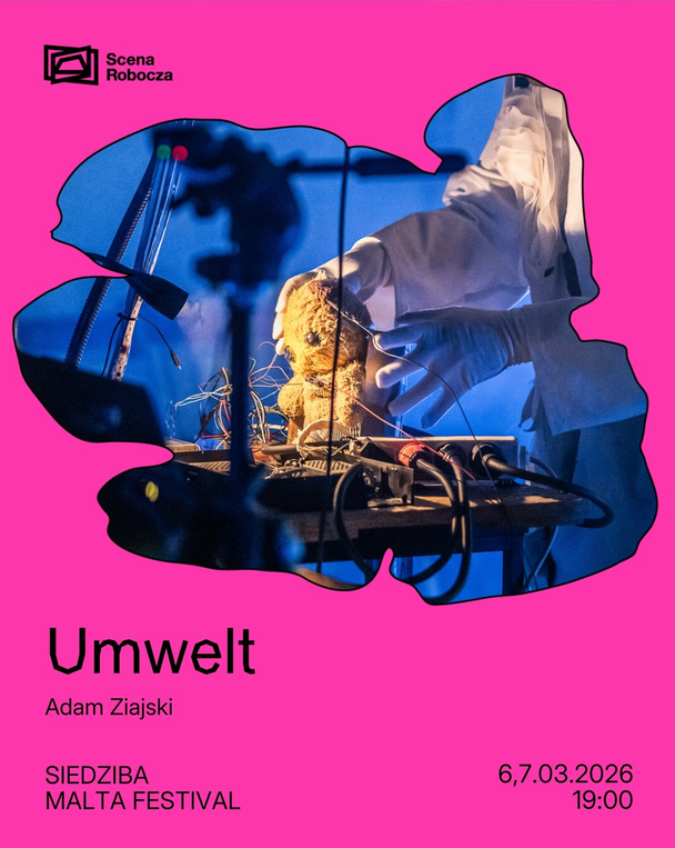 W różowej ramce wyciętej w nieregularny kształt znajduje się zdjęcie przedstawiające maskotkę przy małej lampce, położonej na zbiorze kabli leżących na stole. Trzyma ją postać w białym stroju i białych rękawiczkach. Na różowym tle poniżej nazwa wydarzenia i twórcy oraz inne informacje uwzględnione w treści artykułu.