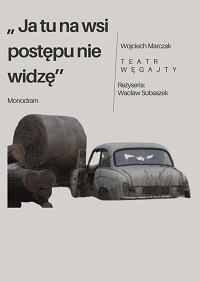 Plakat z informacjami na temat spektaklu i czarno-białym zdjęciem samochodu marki Syrena, koło którego jest m.in. bela słomy.