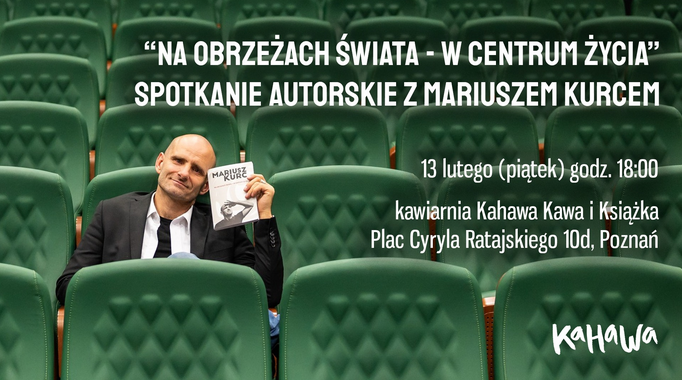 Mężczyzna w ciemnej marynarce siedzi w pustej sali z zielonymi fotelami, trzymając w dłoni egzemplarz swojej książki. Wokół białe napisy, szczegóły na temat wydarzenia zawarte w treści artykułu.