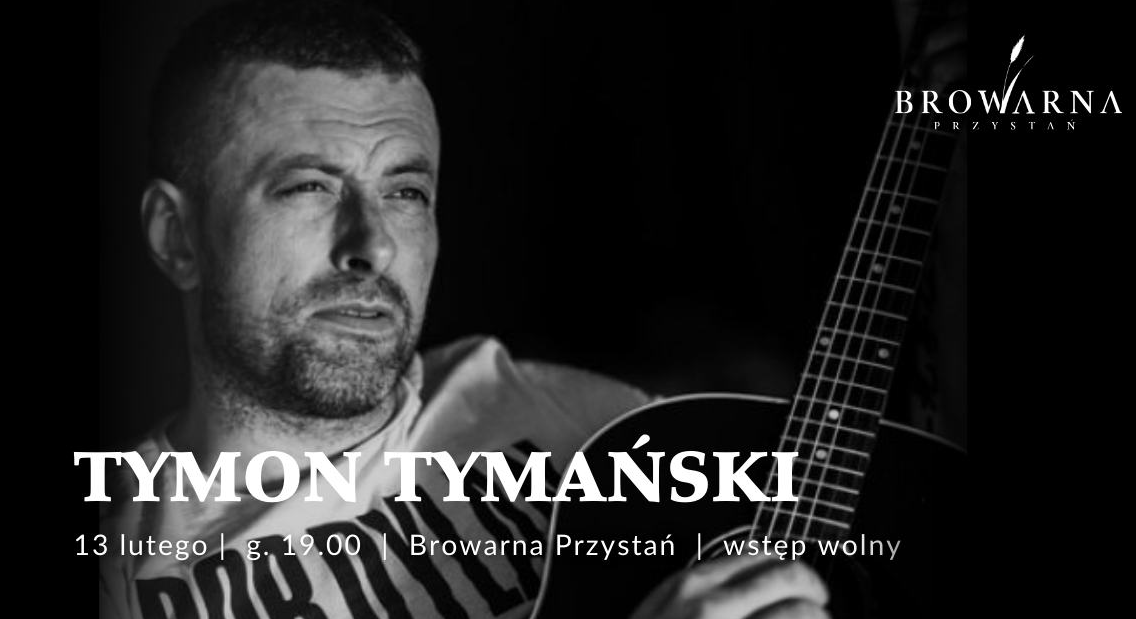 Czarno-białe, bliskie ujęcie mężczyzny z krótkim zarostem, który patrzy w bok z lekkim uśmiechem. W dolnej części kadru widoczny jest gryf i fragment korpusu gitary akustycznej trzymanej przez artystę. Tło jest ciemne i nieostre. Na froncie napisy, będące szczegółami wydarzenia, które są zawarte w artykule.