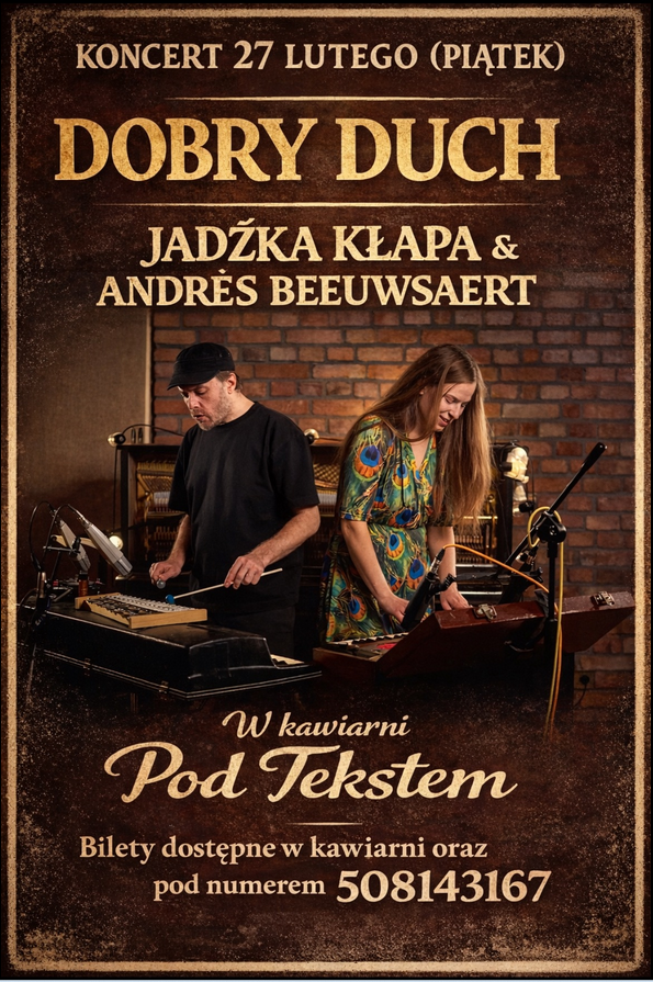 Plakat przedstawiający dwoje artystów podczas występu na tle ceglanej ściany. Po lewej stronie mężczyzna w czarnym t-shircie i czapce z daszkiem, natomiast po prawej kobieta w barwnej sukni z motywem pawich oczek pochyla się nad instrumentem klawiszowym. Wokół nich widoczne są profesjonalne mikrofony i inne instrumenty. Wokół teksty - szczegóły wydarzenia zawarte w treści artykułu.