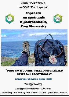 Zdjęcie wykonane z perspektywy osoby siedzącej na trawiastym klifie nad oceanem. W kadrze widać nogę podróżniczki w ciemnych spodniach i profesjonalnym bucie trekkingowym oraz duży, niebieski plecak turystyczny, do którego przyczepiona jest pamiątkowa muszla św. Jakuba. W tle widać ocean pod lekko zachmurzonym niebem. Powyżej i poniżej zdjęcia znajdują się czarne napisy na białym tle. Są to szczegółowe informacje o wydarzeniu zawarte w treści artykułu.