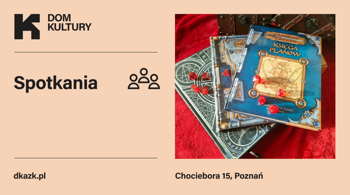 Grafika podzielona na dwie części. Po lewej stronie, na beżowym tle, znajduje się minimalistyczny logotyp Domu Kultury oraz informacje o wydarzeniu zawarte w treści artykułu. Prawą stronę zajmuje zdjęcie wykonane na czerwonym, aksamitnym materiale, na którym leżą podręczniki do gry fabularnej Dungeons & Dragons. Na książkach rozrzucone są czerwone, wielościenne kostki do gry, a w tle widać fragmenty ozdobnych, drewnianych skrzyń stylizowanych na kufry skarbów.