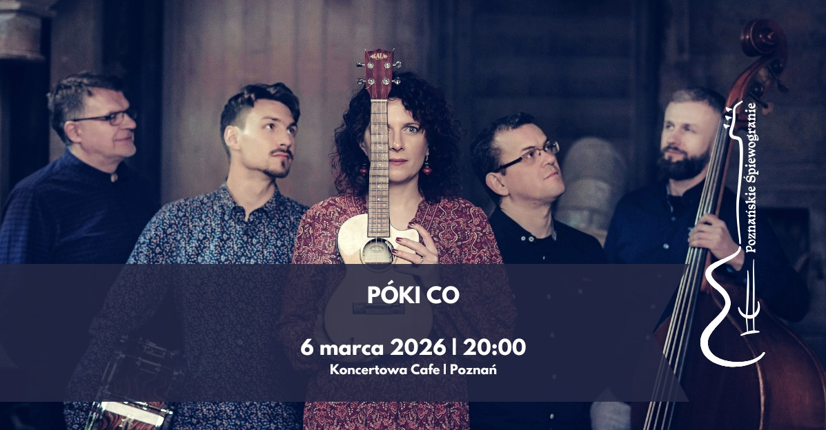 Zdjęcie zespołu muzycznego Póki Co. Pięć osób stoi w półmroku, a centralna postać trzyma ukulele zasłaniające część jej twarzy. Z prawej strony widoczny jest kontrabas, a w tle rozmyte wnętrze kawiarni. Na środku widoczne są informacje o wydarzeniu, zawarte w treści artykułu.