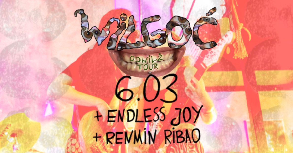 Plakat utrzymany w psychodelicznej estetyce z dominacją różu i czerwieni. W centralnym punkcie znajduje się grafika przedstawiająca szeroko uśmiechnięte usta, nad którymi widnieje napis ułożony z mniejszych elementów tworząc tekst "Wilgoć". Całość jest nałożona na nieostre zdjęcie zespołu muzycznego grającego na instrumentach. Poniżej umieszczono informacje o wydarzeniu zawarte w treści artykułu.