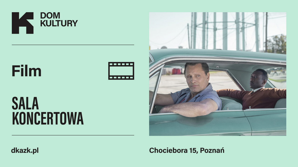 Plakat podzielony na dwie części. Po lewej stronie, na jasnozielonym tle, znajduje się czarny logotyp Domu Kultury oraz ikona taśmy filmowej. Prawą stronę zajmuje kadr z filmu przedstawiający dwóch mężczyzn w samochodzie. Kierowca o jasnej karnacji patrzy w stronę widza, opierając rękę o ramę okna, natomiast pasażer siedzący z tyłu spogląda przez szybę w innym kierunku. Wokół czarne napisy - informacje o wydarzeniu zawarte w treści artykułu.