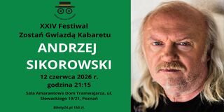 Plakat promujący występ Andrzeja Sikorowskiego w ramach XXIV Festiwalu "Zostań Gwiazdą Kabaretu". Po prawej stronie znajduje się portretowe zdjęcie artysty o jasnych, dłuższych włosach i wąsach. Lewą stronę zajmuje zielone pole z treścią informacyjną zawartą w treści artykułu oraz logo festiwalu - uśmiechniętą buźką w okularach i kapeluszu.
