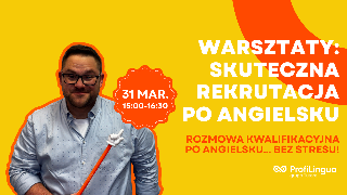 Plakat na intensywnie żółtym tle, po lewej stronie, widnieje uśmiechnięty mężczyzna w okularach i jasnej koszuli, trzymający pomarańczowy wskaźnik zakończony białą dłonią. Po prawej stronie umieszczono białe i pomarańczowe napisy z informacjami o tematyce spotkania, które są zawarte w treści artykułu. W prawym dolnym rogu widoczne jest logo ProfiLingua.