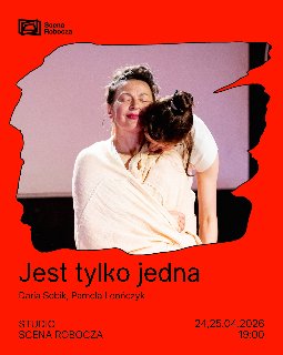 Grafika przedstawia zdjęcie z występu teatralnego lub performansu na tle intensywnie czerwonej ramki. Na zdjęciu widać dwie kobiety w jasnych strojach: jedna z nich przytula się do drugiej, która jest owinięta w jasny materiał. Poniżej zdjęcia widnieją czarne napisy będące szczegółami wydarzenia, które są zawarte w treści artykułu.