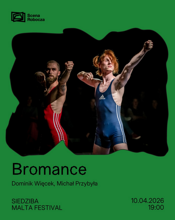 W centralnej części, wewnątrz nieregularnego wycięcia, widnieje zdjęcie dwóch mężczyzn w strojach zapaśniczych (czerwonym i niebieskim), którzy stoją na scenie w pozach z uniesionymi rękami jakby strzelali z łuku. Całość znajduje się na intensywnie zielonym tle. Na dole umieszczono czarne napisy. Są to szczegóły wydarzenia zawarte w treści artykułu.