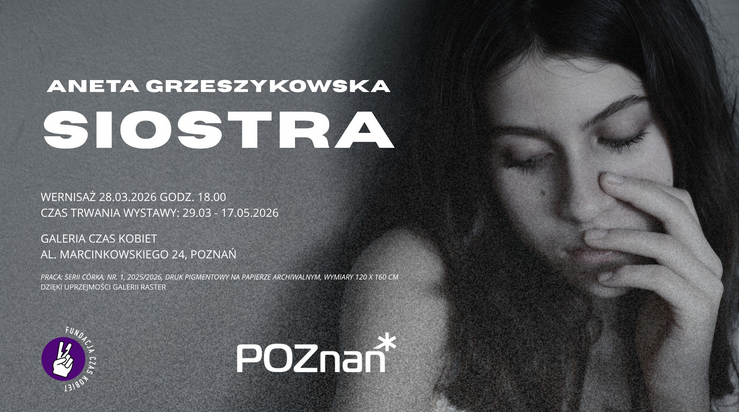 Większą część grafiki zajmuje czarno-biały, ziarnisty portret młodej kobiety z przymkniętymi oczami, która trzyma dłoń przy twarzy. Obok widać białe napisy. To szczegóły wydarzenia zawarte w treści artykułu. W dolnej części widoczne są logotypy Fundacji Czas Kobiet oraz Miasta Poznań.