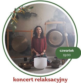 Kobieta w średnim wieku z czarnymi włosami. Ubrana w czerwony długi rękaw i wzorzyste spodnie. Siedzi na podłodze. Za nią wiszą 2 gongi. Przed nią leży kilka mis. Wokół okrągłego zdjęcia zielona ramka. U góry grafika gałązek ostrokrzewu, na dole informacje o wydarzeniu zawarte w treści artykułu.