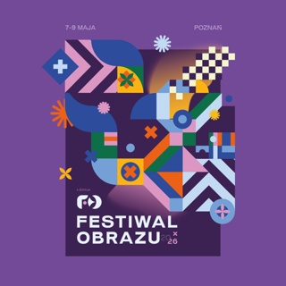 Plakat przedstawia na fioletowym tle abstrakcyjną kompozycję geometryczną przypominającą sylwetkę ptaka, zbudowaną z kolorowych kwadratów, trójkątów i wzorów w szachownicę, a w dolnej części zawiera biały logotyp oraz napis z nazwą i rokiem wydarzenia.