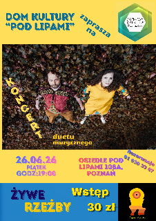 Plakat wydarzenia kulturalnego przedstawiający dwie osoby leżące na ziemi, przykryte kolorowymi liśćmi, widziane z góry. Na grafice umieszczono informacje o koncercie duetu muzycznego, które zawarto w treści artykułu. Tło jest żółte, dolny pasek niebieski.