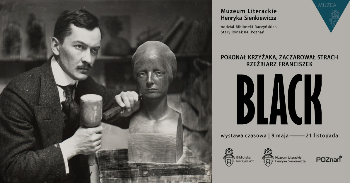 Lewą stronę grafiki zajmuje archiwalna, czarno-biała fotografia przedstawiająca artystę przy pracy nad rzeźbą popiersia, natomiast po prawej stronie, na szarym tle, widnieje tytuł wydarzenia oraz duże, czarne nazwisko "Black". Wokół informacje o wydarzeniu, zawarte w treści artykułu. W prawym górnym rogu widać fragment niebieskiego tójkąta, w który wpisano logo Biblioteki Raczyńskich oraz słowo "muzea".