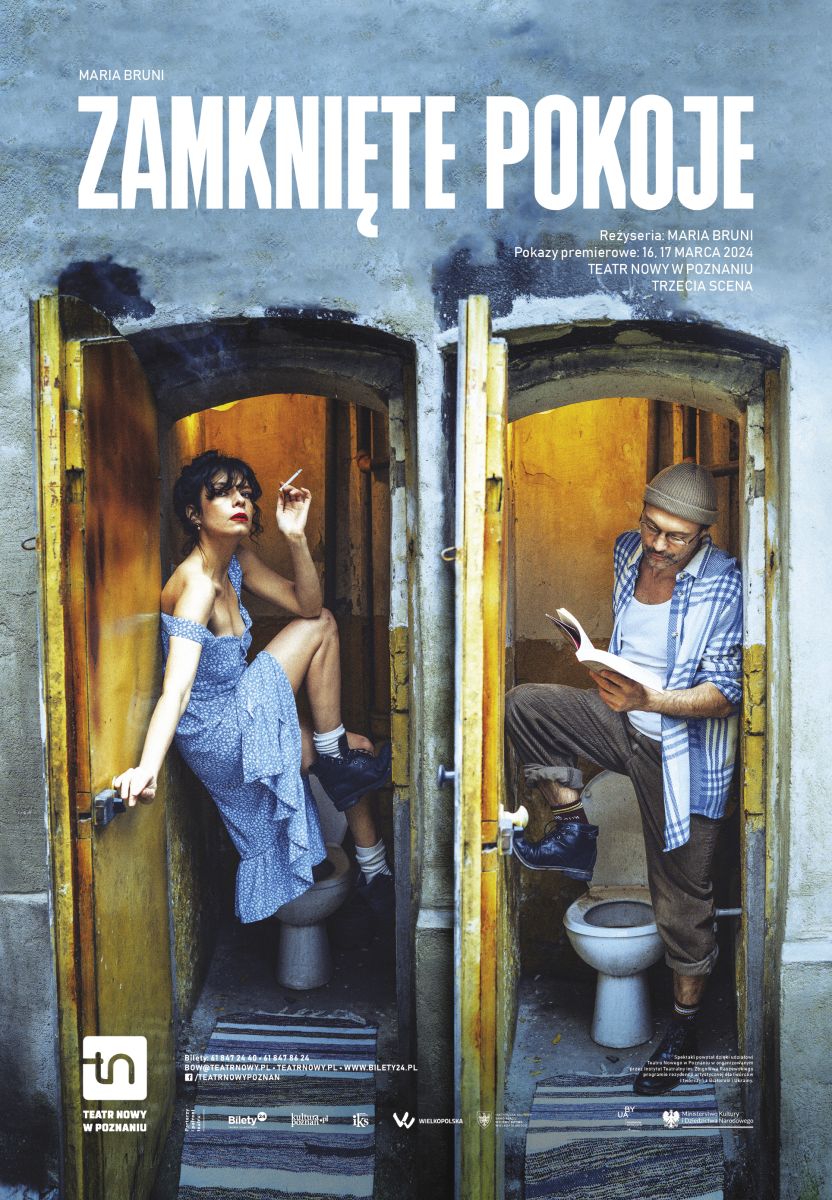 Kobieta z papierosem i mężczyna czytający książkę, każde z nich w osobnym pomieszczeniu - ubikacji przy otwartych drzwiach, stoją opierając się o ścianę.