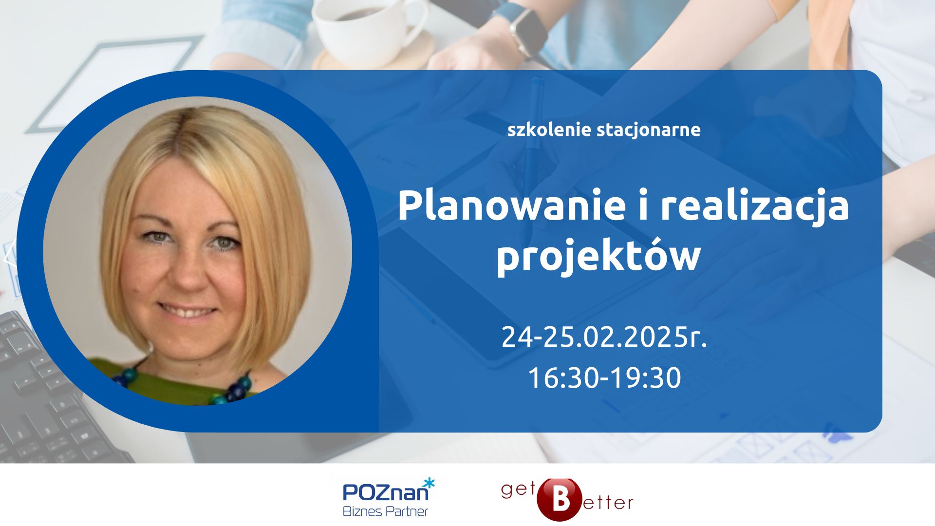 Grafika promująca szkolenie. Na niebieskim tle twarz uśmiechniętej kobiety