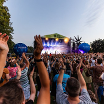 Plenerowy koncert. Tłum pod sceną. Jest dzień.