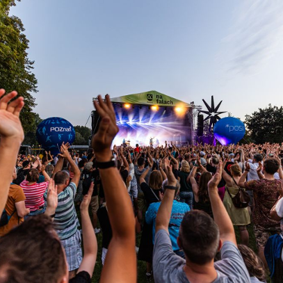 Plenerowy koncert. Tłum pod sceną. Jest dzień.